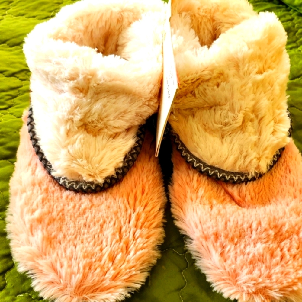 NWT Cabernet pink fuzzy slippers with extendable cuffs, size 9-10